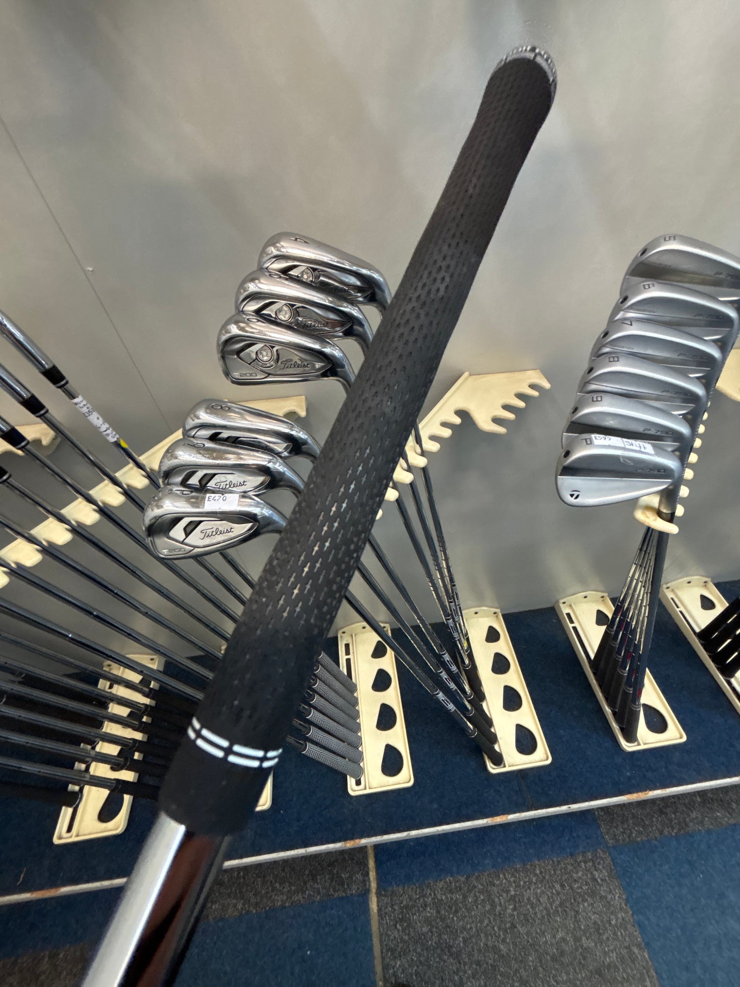 Titleist T200 (2019) (4-PW REGULAR FLEX) (NEW GRIPS)