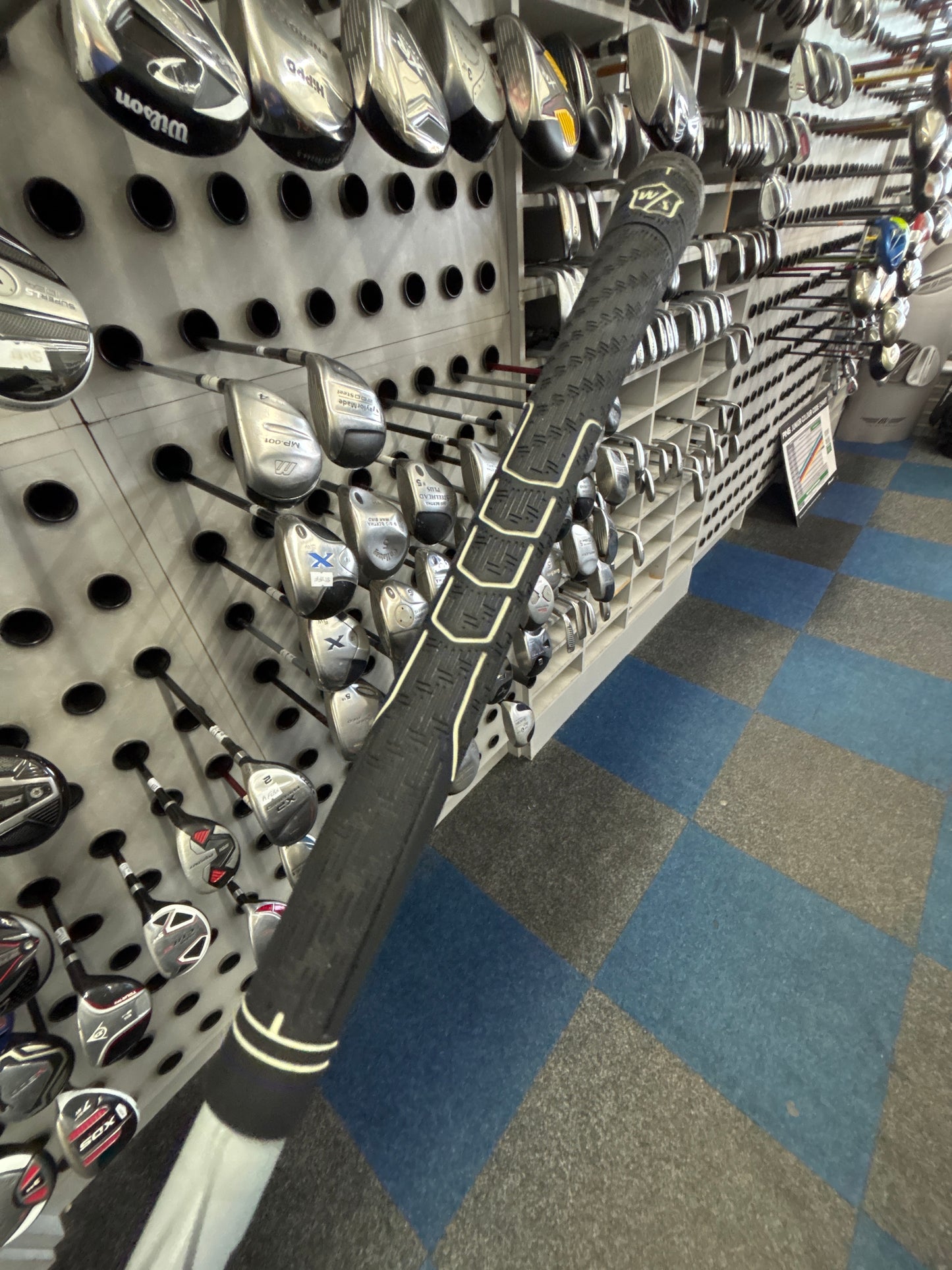 Wilson Staff D-200 (4 Hybrid 22 Degree Regular FLEX)