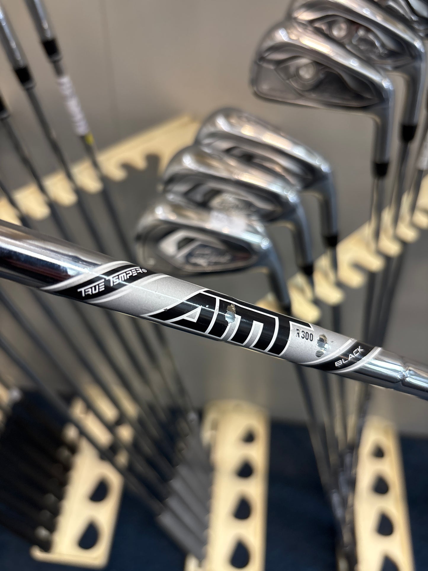 Titleist T200 (2019) (4-PW REGULAR FLEX) (NEW GRIPS)