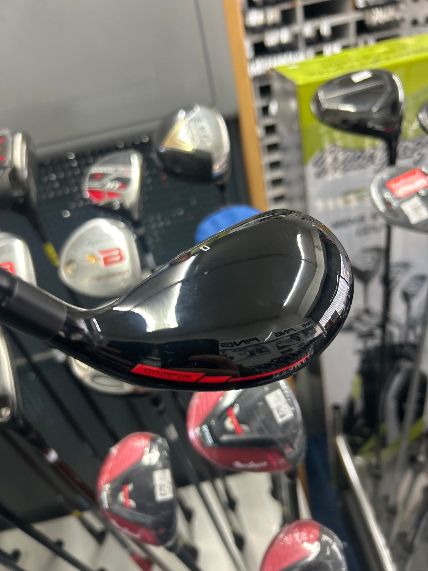 Wilson Staff DYNRPWR 4 HYBRID (SOFT REGULAR FLEX)