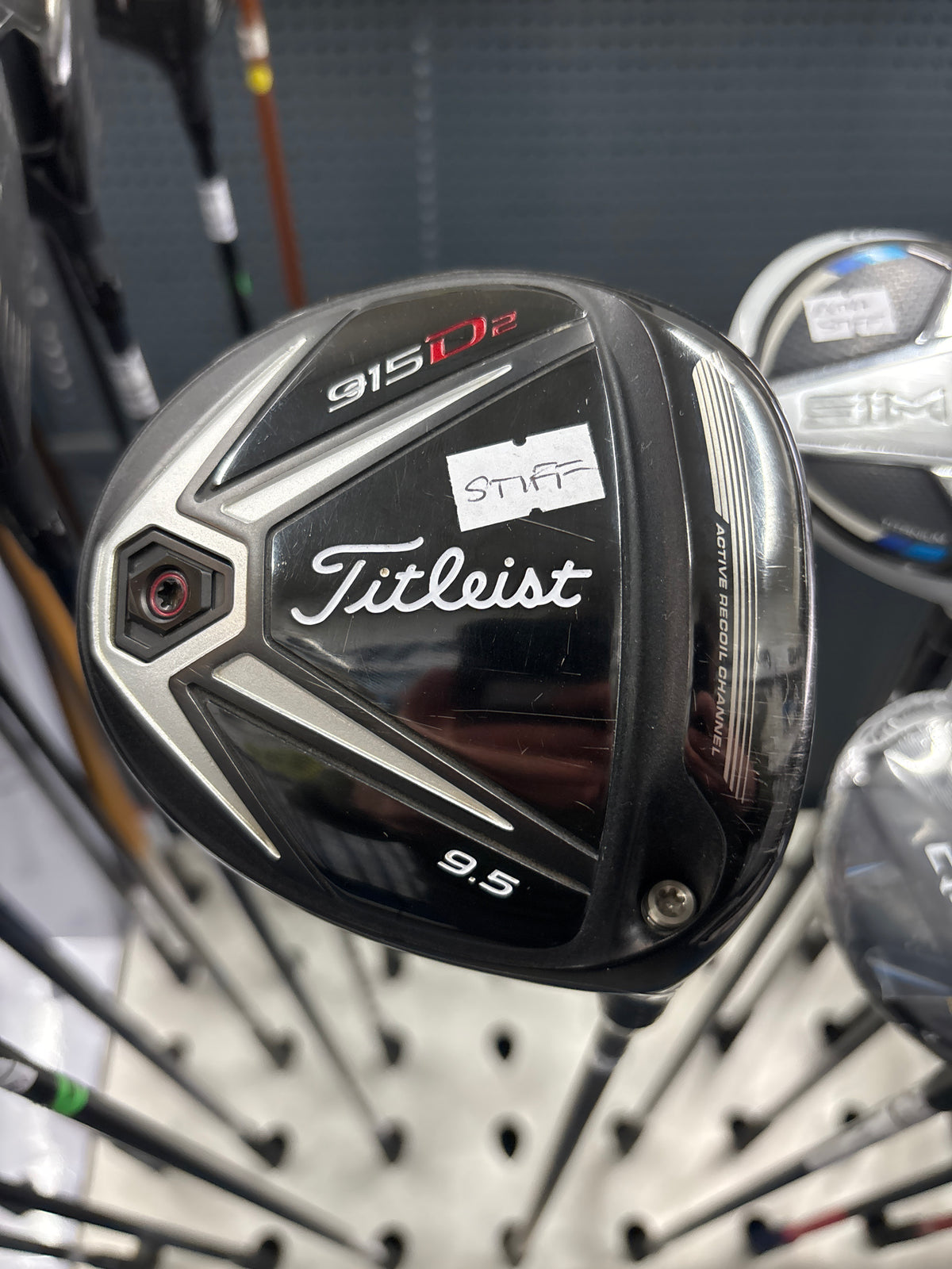 TITLEIST 915 D2 9.5 DEGREE (STIFF SHAFT)