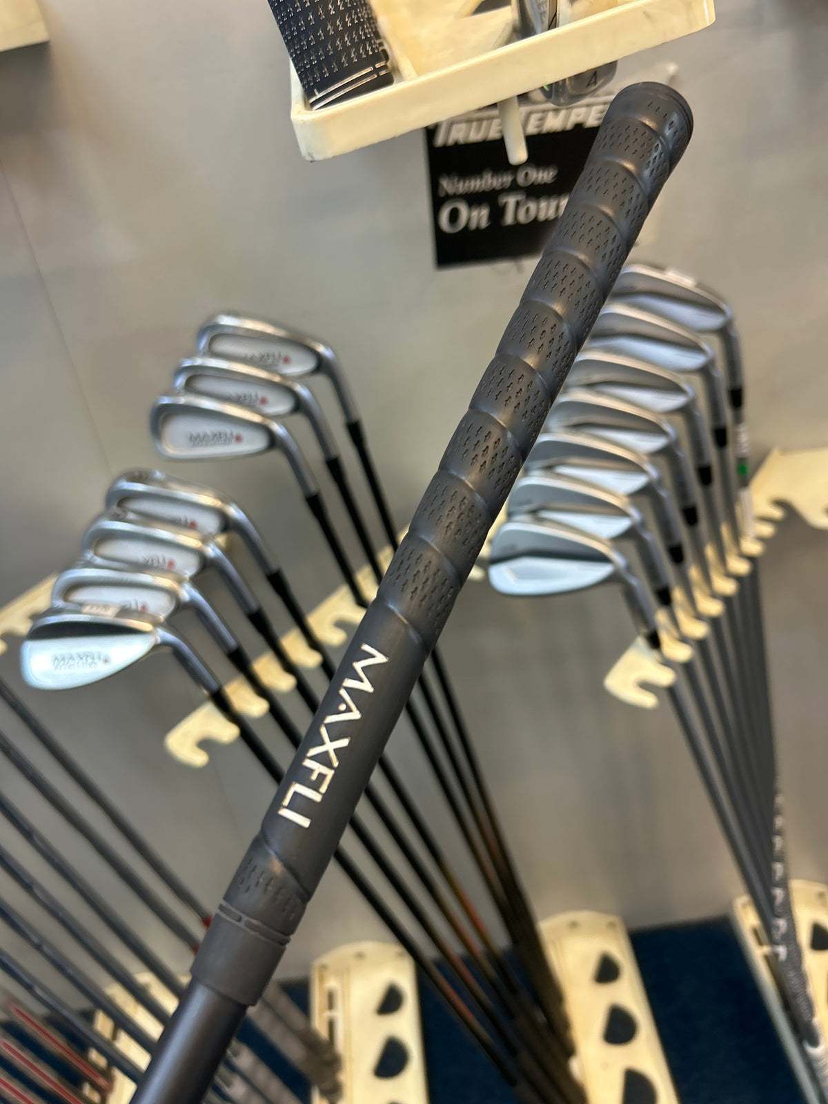MAXFLI REVOLUTION (3-PW+SW) (REGULAR GRAPHITE FLEX)