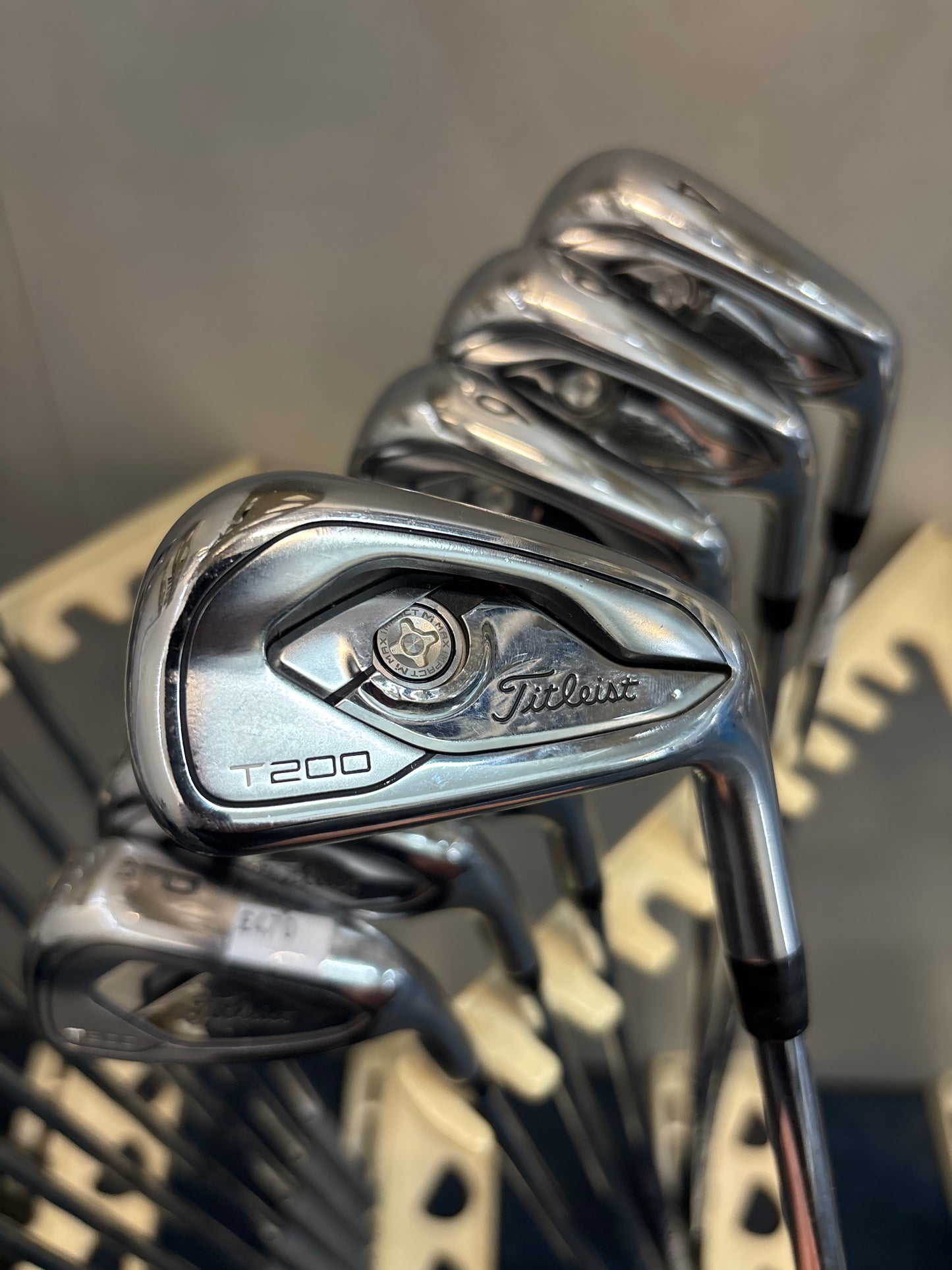 Titleist T200 (2019) (4-PW REGULAR FLEX) (NEW GRIPS)