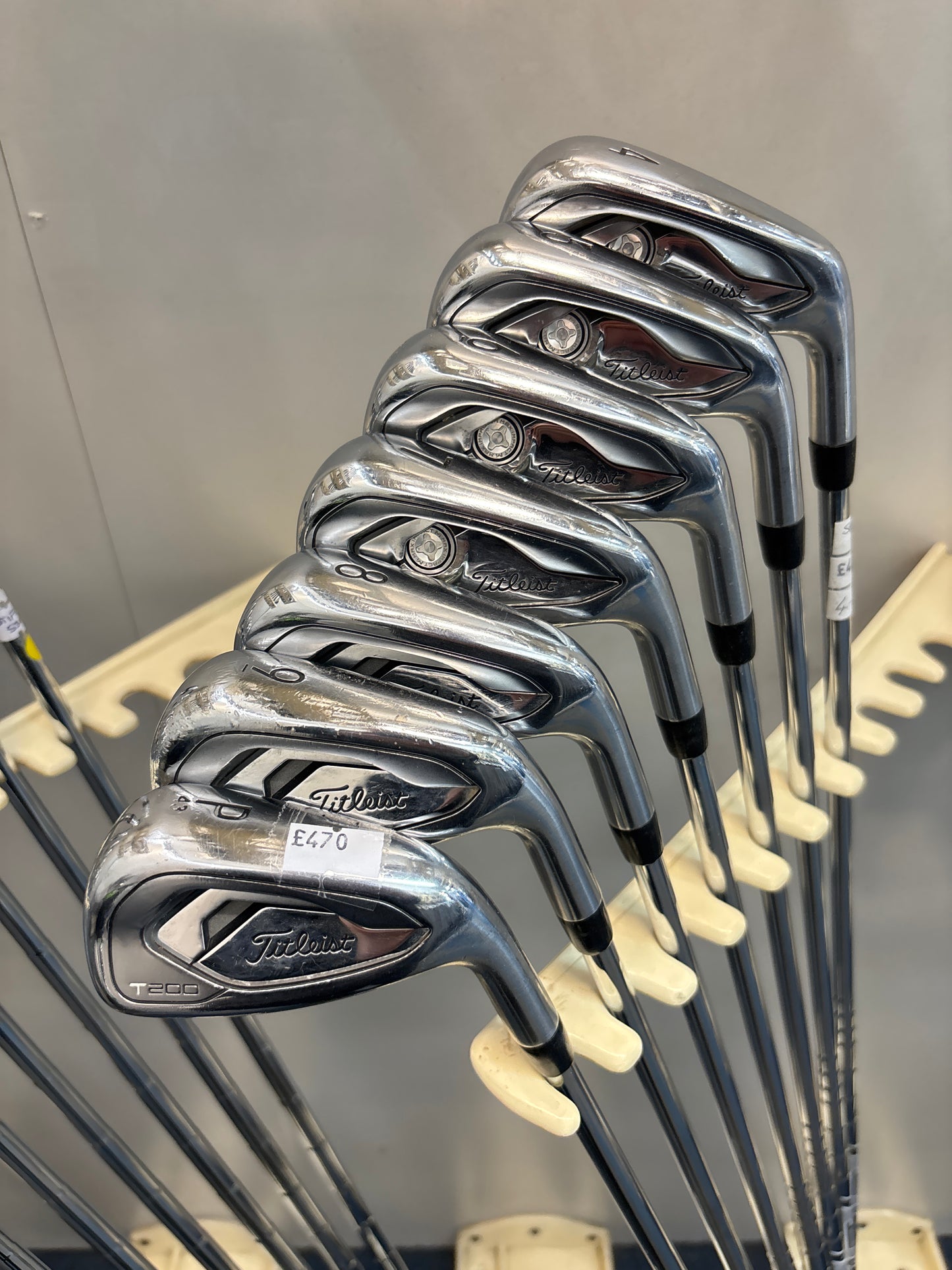 Titleist T200 (2019) (4-PW REGULAR FLEX) (NEW GRIPS)