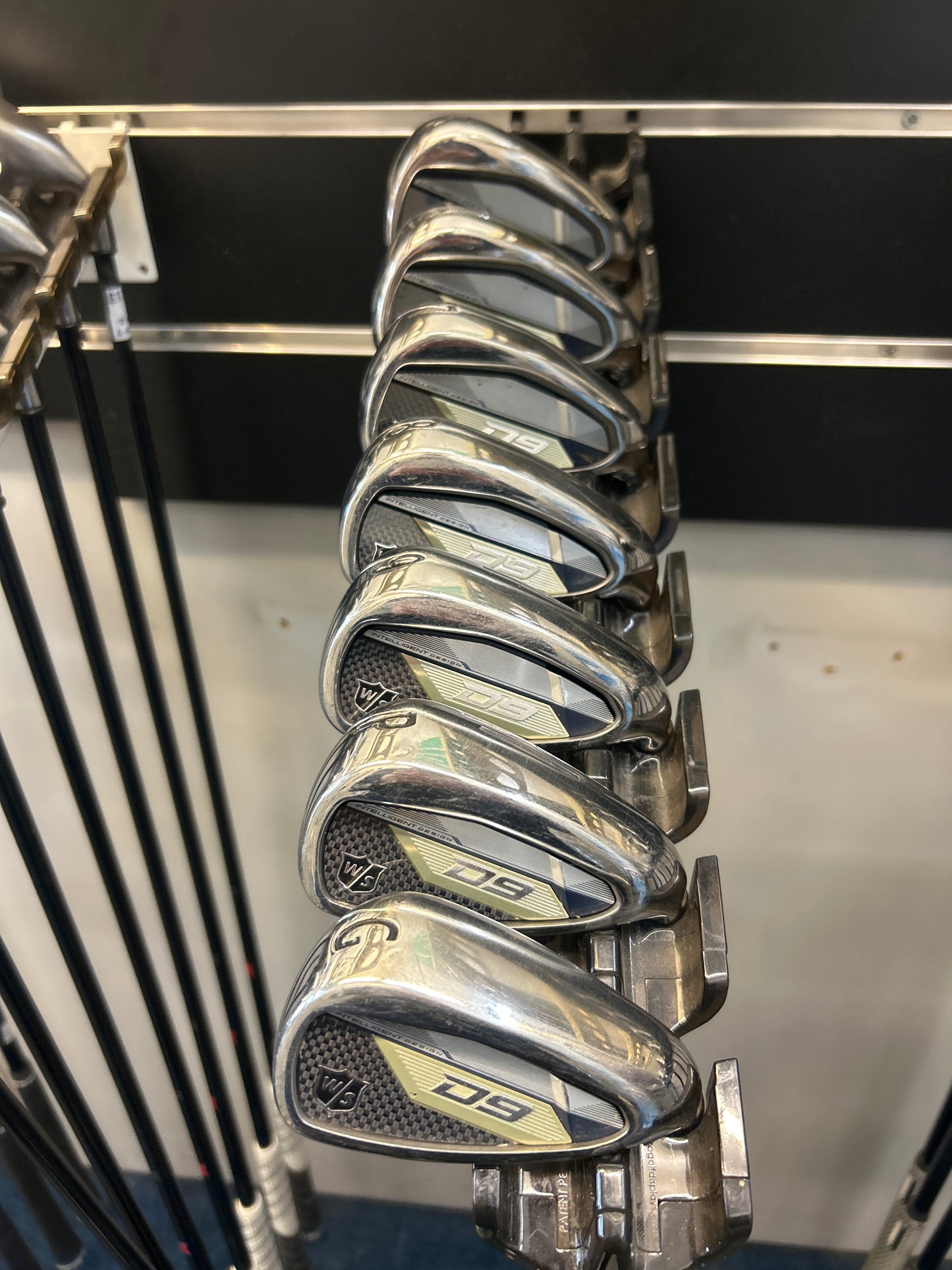 Wilson D9 (5-PW+GAP) (Graphite Regular Flex)
