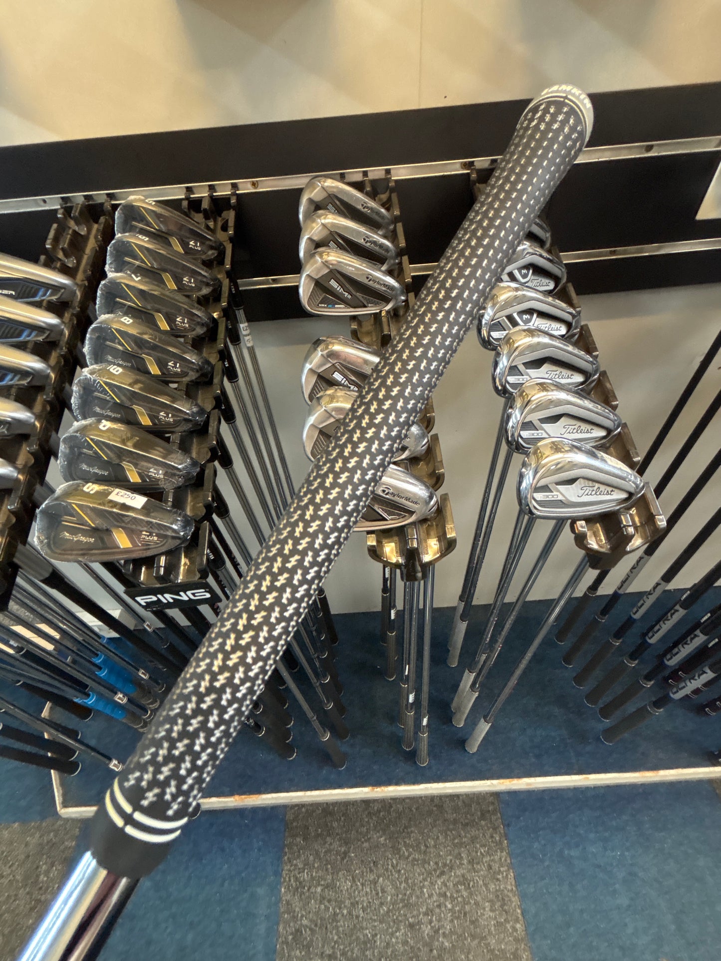 TaylorMade SIM2 MAX  (4-PW) (REGULAR FLEX)