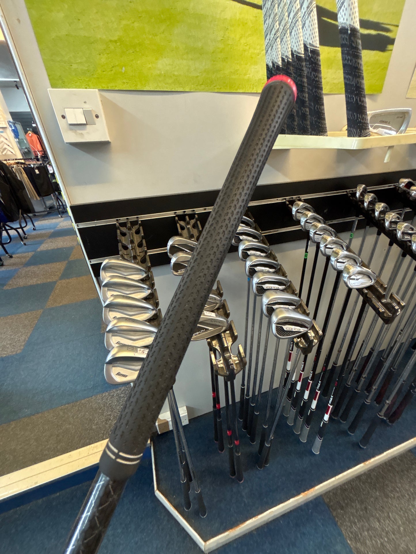 TaylorMade Stealth (6-PW) (REGULAR GRAPHITE FLEX)